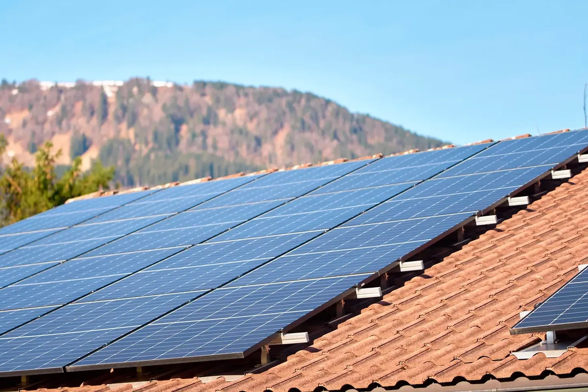 Instalación fotovoltaica de autoconsumo sobre cubierta de tejado en vivienda con vistas a la sierra de Granada