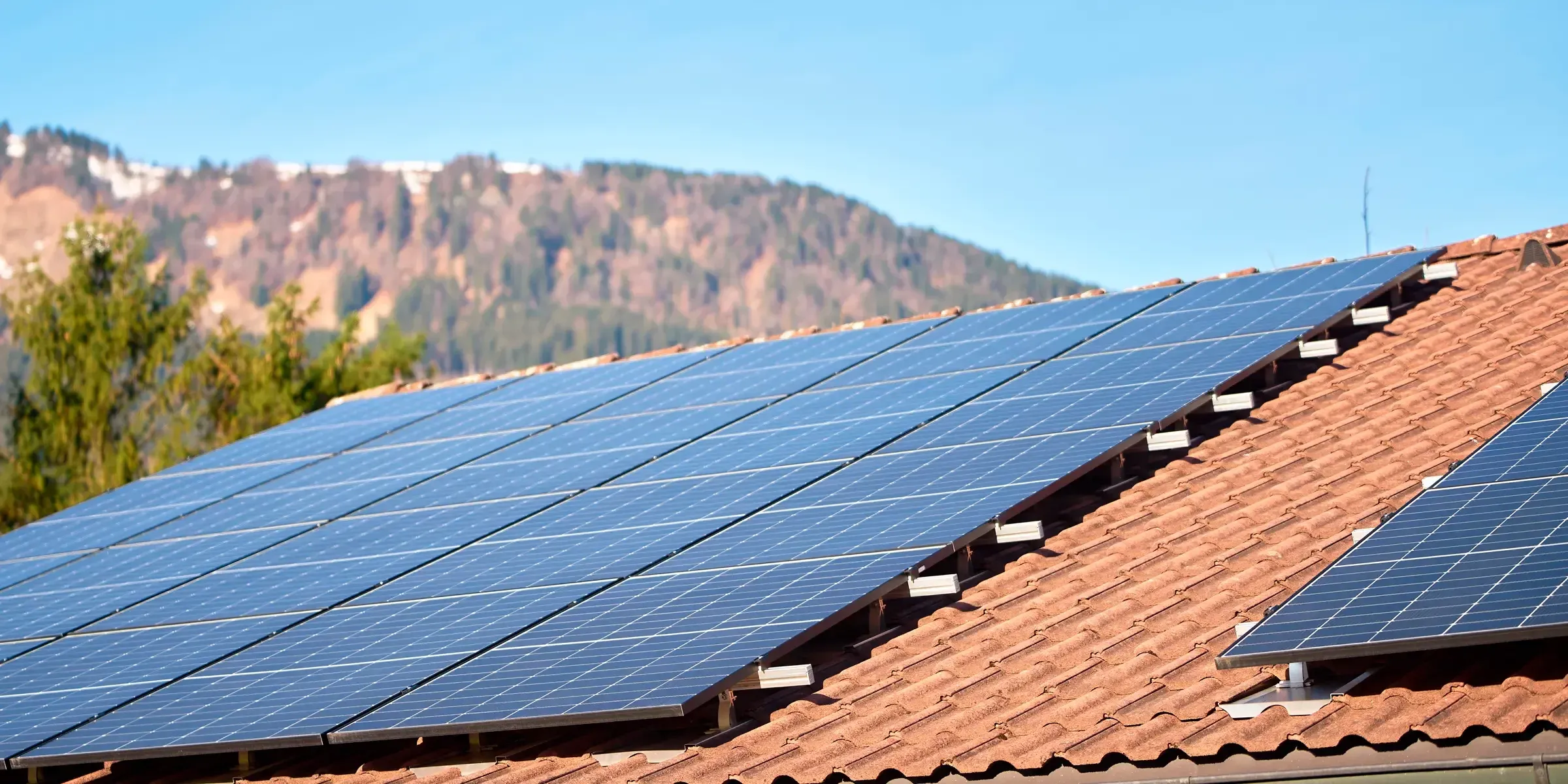 Instalación fotovoltaica de autoconsumo sobre cubierta de tejado en vivienda con vistas a la sierra de Granada